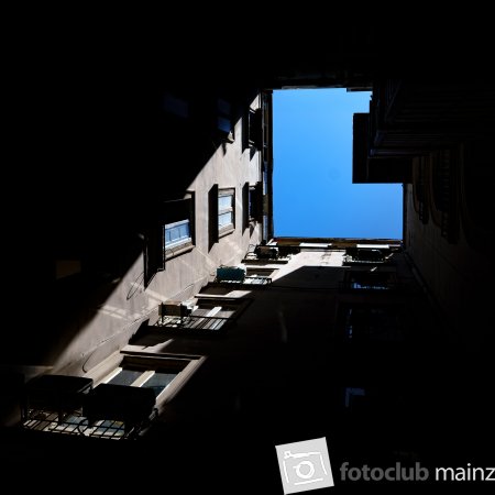 Licht im Hof
